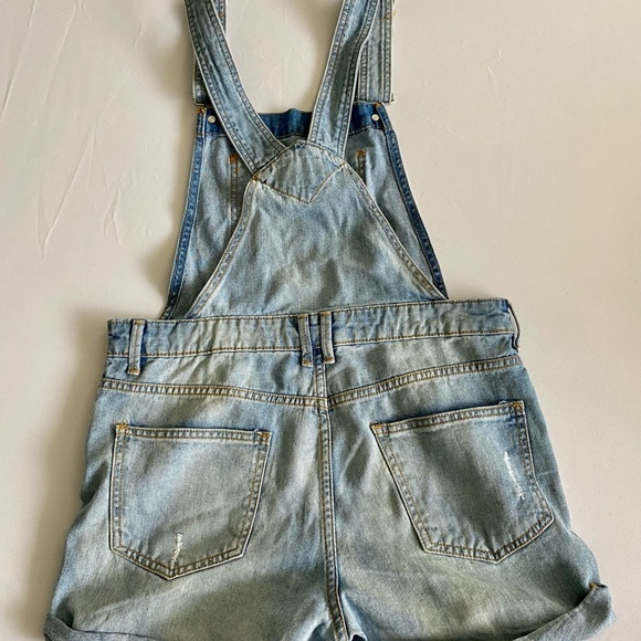 Forever 21 distressed overall shorts with side zipper - Picture 3 of 4
